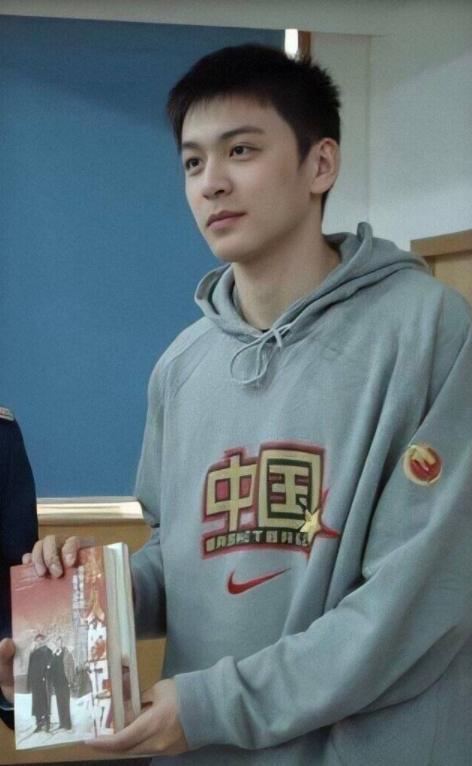 男明星网红惊艳图片大全,颜值与才华并存，盘点那些令人惊艳的帅气面孔