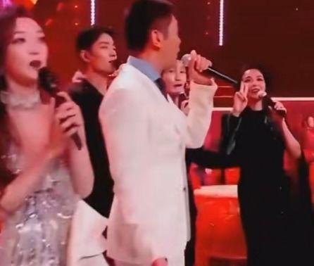 明星网红合唱歌曲,网红明星同台献声，经典合唱歌曲感动全网