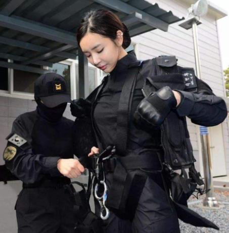 子弟兵和明星网红,跨界融合，共筑青春风采