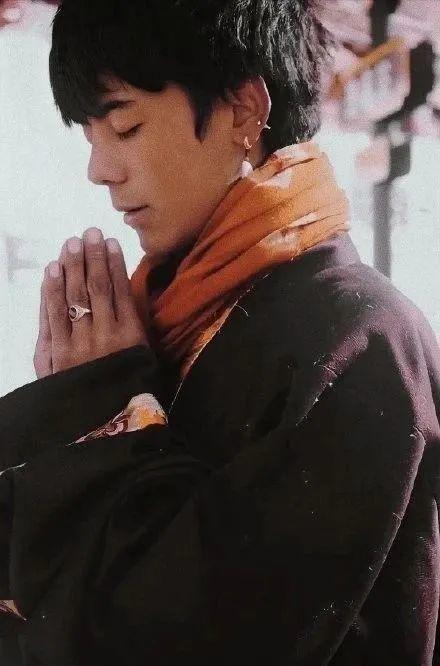 特发性震颤男明星网红,勇敢面对挑战，展现坚韧魅力