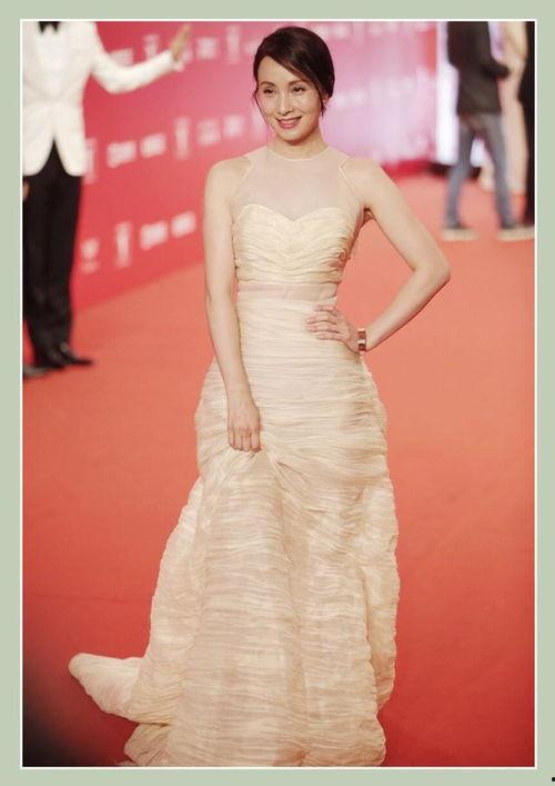 撞衫明星网红是谁,揭秘撞衫明星网红背后的时尚风云