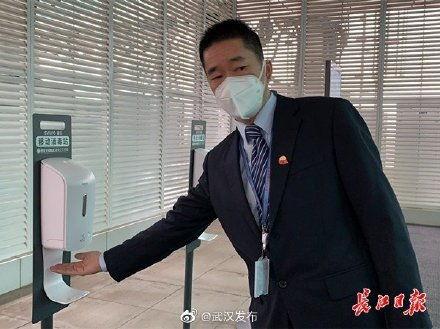 武汉天河机场明星网红男,明星网红男生惊艳亮相，引粉丝尖叫不已